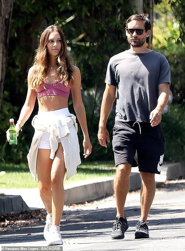 Bạn gái kém 17 tuổi mặc bra gợi cảm dạo phố cùng 'Người Nhện' Tobey Maguire ảnh 6