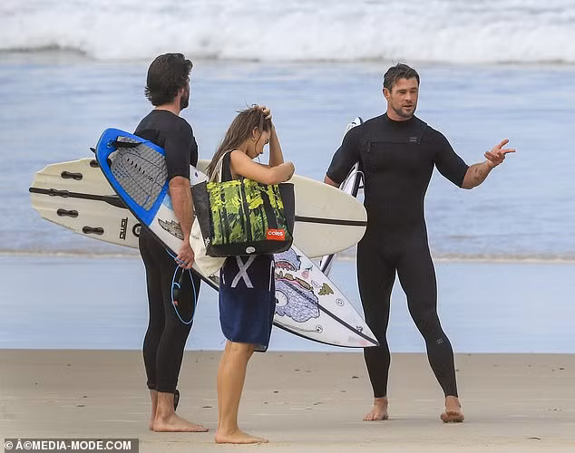 Bạn gái mặc bikini đẹp như mộng bên Liam Hemsworth ảnh 12