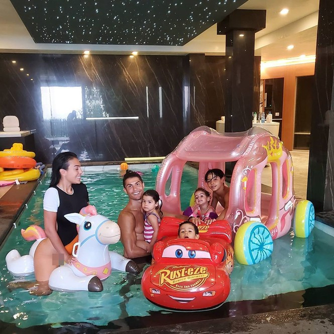 Bạn gái Cristiano Ronaldo khoe dáng 'bốc lửa' trong phòng tập ảnh 6