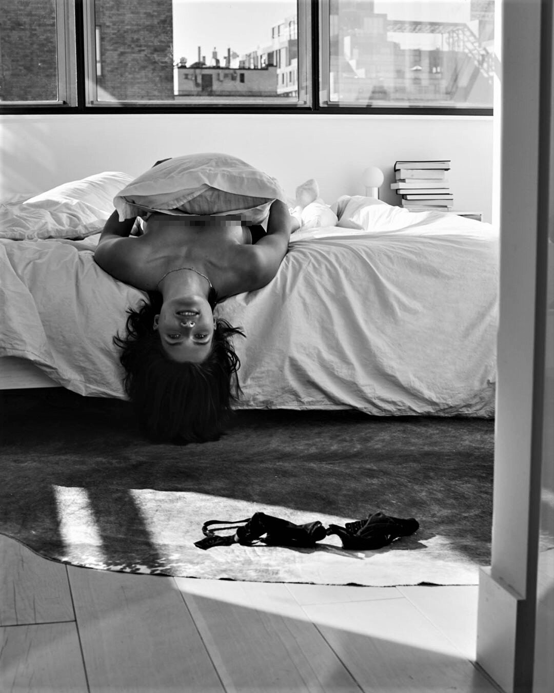 Nàng mẫu 9x chụp khoả thân 'bỏng rẫy' dưới ống kính của chồng khi ở nhà tránh dịch ảnh 7