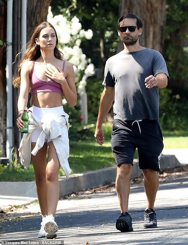 Bạn gái kém 17 tuổi mặc bra gợi cảm dạo phố cùng 'Người Nhện' Tobey Maguire ảnh 3