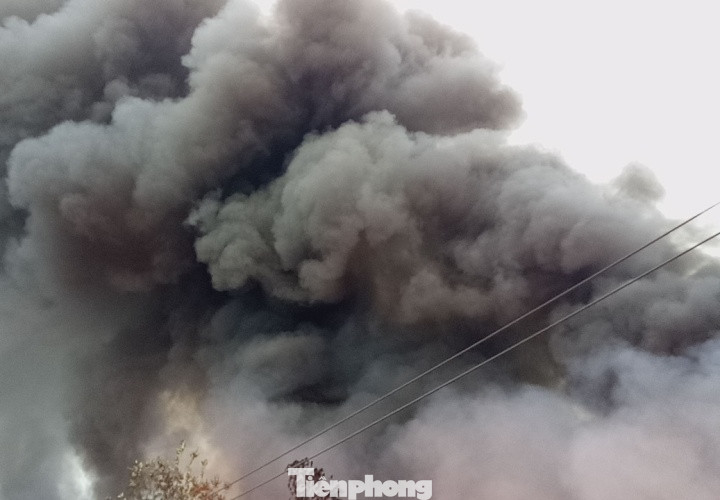 Khu phế liệu rộng hơn 5.000m2 bốc cháy dữ dội kèm tiếng nổ lớn ảnh 2