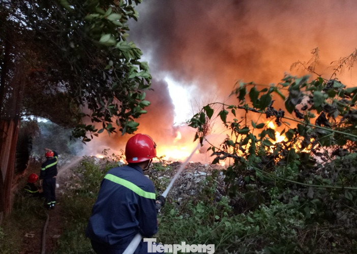 Khu phế liệu rộng hơn 5.000m2 bốc cháy dữ dội kèm tiếng nổ lớn ảnh 5