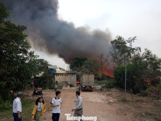 Khu phế liệu rộng hơn 5.000m2 bốc cháy dữ dội kèm tiếng nổ lớn ảnh 4