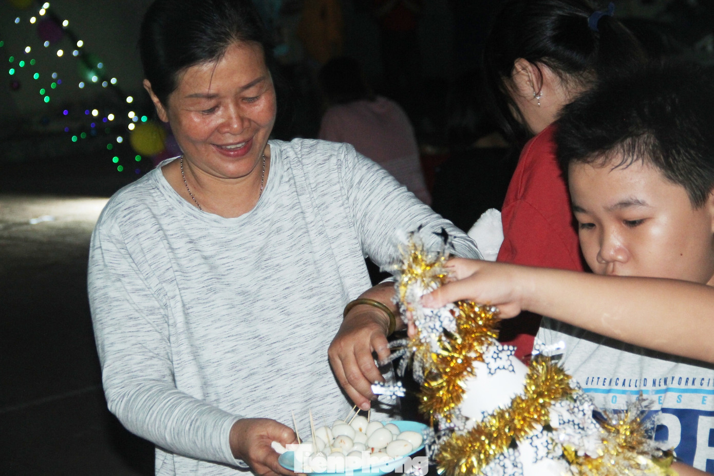 Giáng sinh ấm ấp với thanh niên công nhân và sinh viên ảnh 10