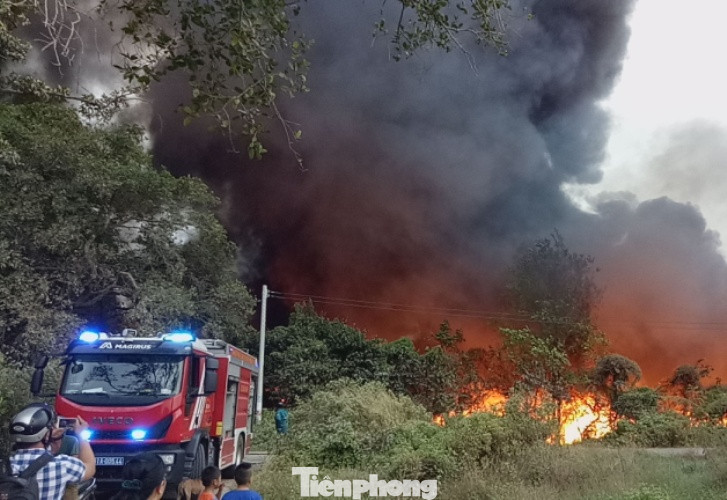 Khu phế liệu rộng hơn 5.000m2 bốc cháy dữ dội kèm tiếng nổ lớn ảnh 3