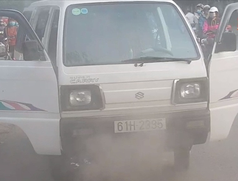 Giải cứu 10 em học sinh trên xe đưa đón bị cháy ảnh 1