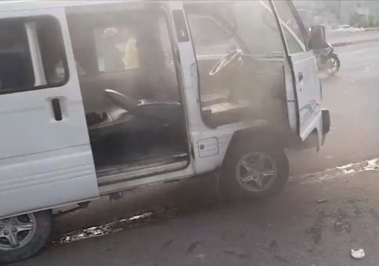 Giải cứu 10 em học sinh trên xe đưa đón bị cháy ảnh 3