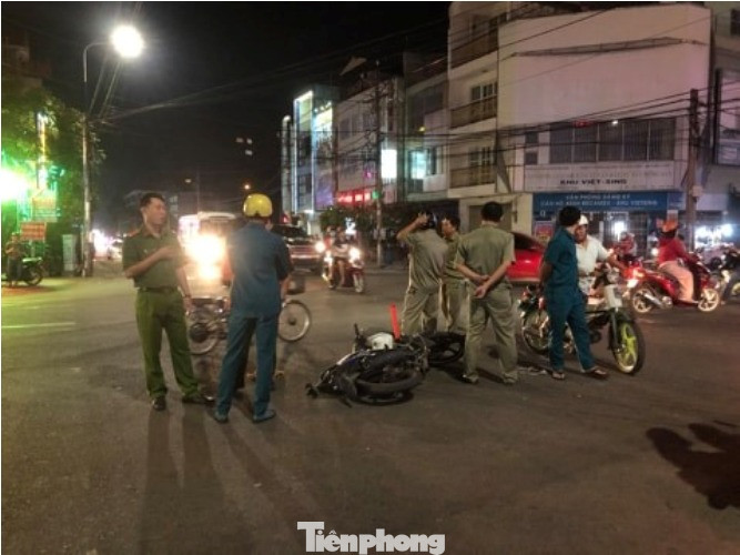 Ô tô ‘điên’ tông liên hoàn khiến 2 người nguy kịch ảnh 1