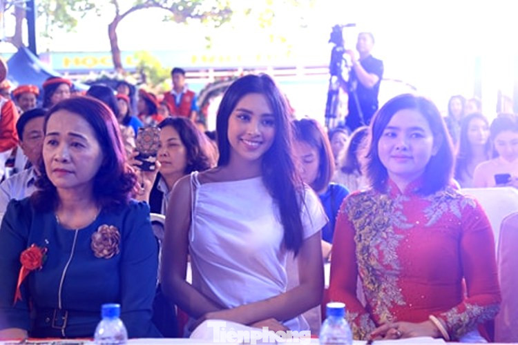 Hoa hậu Tiểu Vy truyền cảm hứng cho những mảnh đời bất hạnh ở Bình Dương ảnh 2