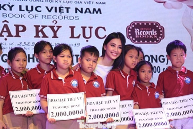 Hoa hậu Tiểu Vy truyền cảm hứng cho những mảnh đời bất hạnh ở Bình Dương ảnh 5