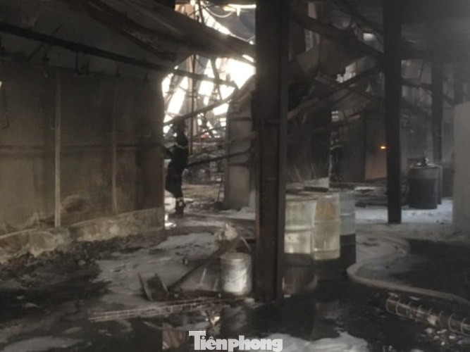 Cháy lớn ở công ty gỗ rộng 2.000m2 tại Bình Dương ảnh 3