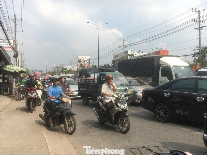 Xe chở 50 con heo tông vào nhà dân khiến quốc lộ 13 kẹt cứng 2km ảnh 1