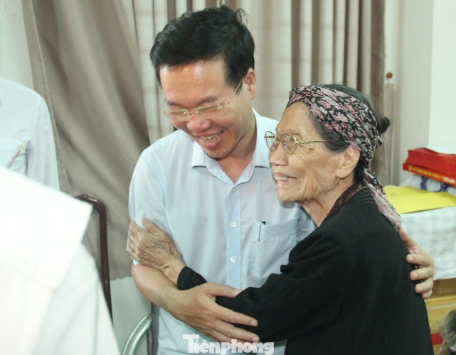 Cuộc gặp đầy xúc động giữa Trưởng Ban Tuyên giáo TƯ với cha đẻ ‘Đất Phương Nam’ ảnh 1