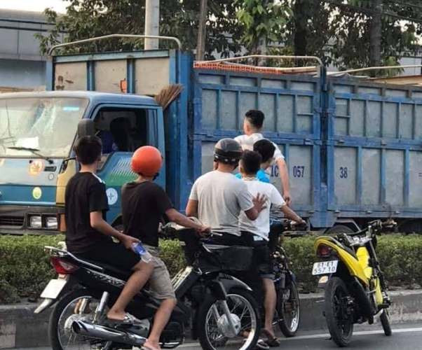 Xác minh vụ 6 thanh niên chặn xe tải dùng mã tấu chém tài xế giữa đường ảnh 1