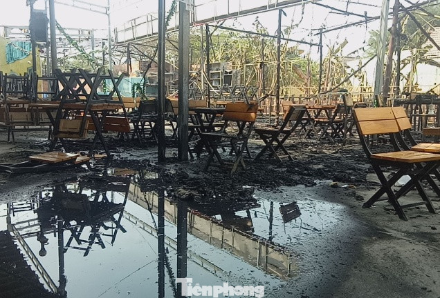 ‘Bà hỏa’ thiêu rụi một nhà hàng lớn giữa trung tâm thành phố ảnh 1