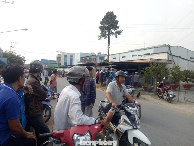 Xịt hơi cay khống chế thanh niên ôm bình gas, dí 2 dao vào cổ đòi tự sát ảnh 1