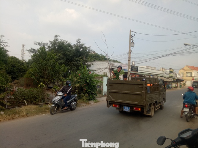 Xịt hơi cay khống chế thanh niên ôm bình gas, dí 2 dao vào cổ đòi tự sát ảnh 4