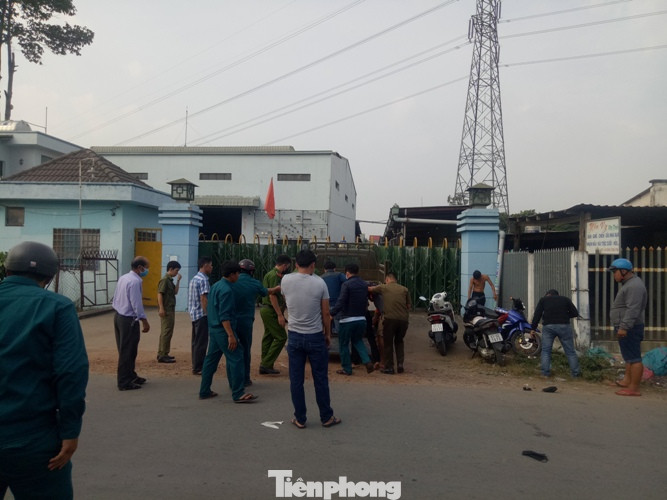 Xịt hơi cay khống chế thanh niên ôm bình gas, dí 2 dao vào cổ đòi tự sát ảnh 3