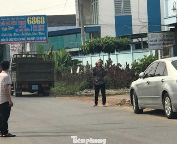 Xịt hơi cay khống chế thanh niên ôm bình gas, dí 2 dao vào cổ đòi tự sát ảnh 2