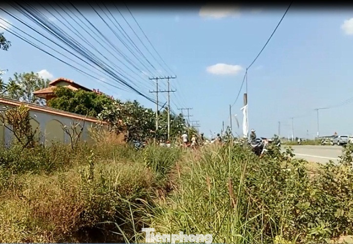 Mương nước xuất hiện màu xanh lạ, bốc mùi thuốc sâu ở Bình Dương ảnh 1