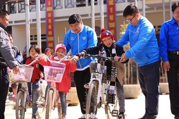 Thanh niên Bình Dương vượt hàng nghìn km mang áo ấm đến trẻ em Tây Bắc ảnh 8