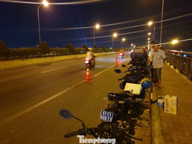 Nữ sinh bất ngờ gieo mình xuống sông Sài Gòn ảnh 1