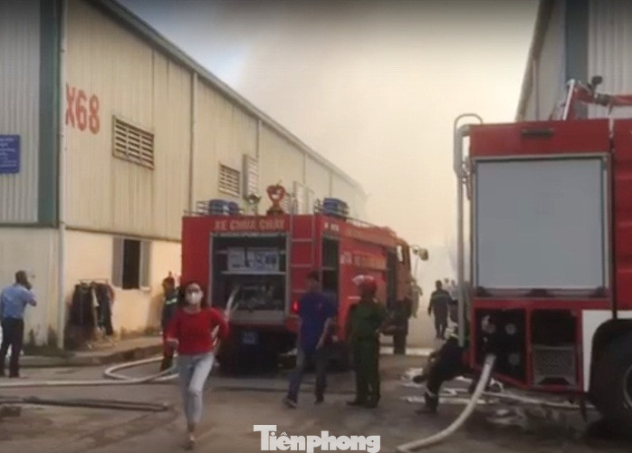 12 xe cứu hoả dập lửa bao trùm 2 công ty khi công nhân ngủ trưa ảnh 2