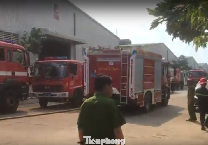 12 xe cứu hoả dập lửa bao trùm 2 công ty khi công nhân ngủ trưa ảnh 4