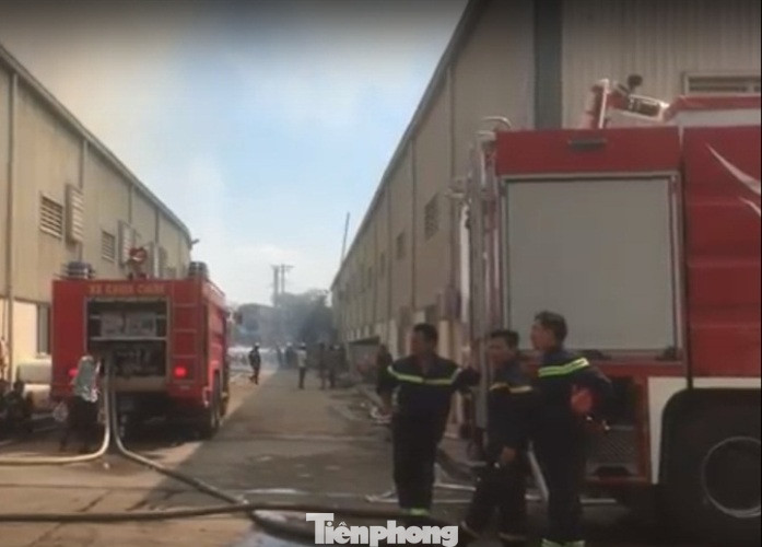 12 xe cứu hoả dập lửa bao trùm 2 công ty khi công nhân ngủ trưa ảnh 5