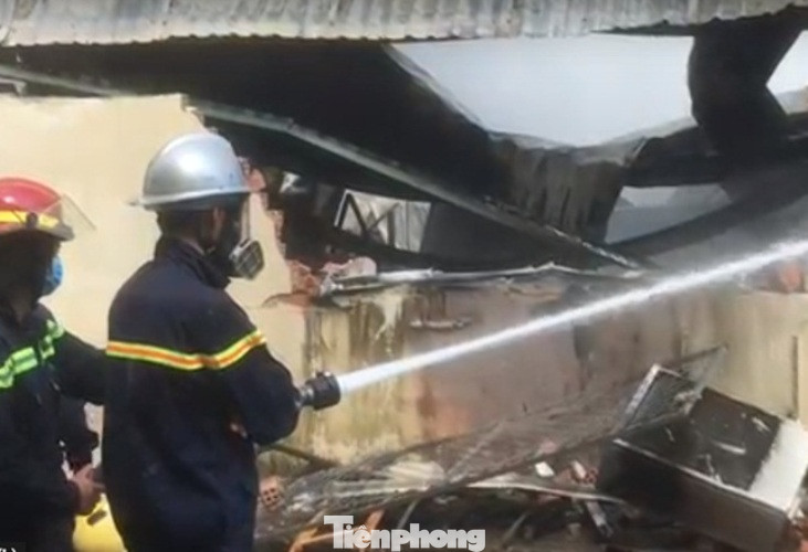 12 xe cứu hoả dập lửa bao trùm 2 công ty khi công nhân ngủ trưa ảnh 1