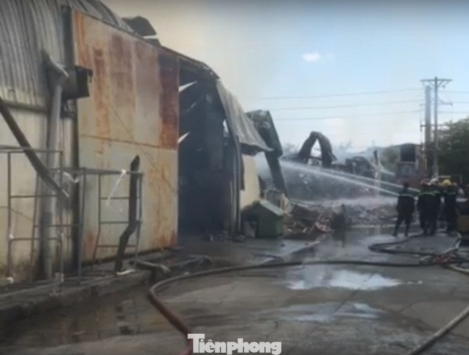 12 xe cứu hoả dập lửa bao trùm 2 công ty khi công nhân ngủ trưa ảnh 6