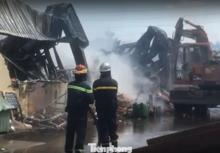 12 xe cứu hoả dập lửa bao trùm 2 công ty khi công nhân ngủ trưa ảnh 3