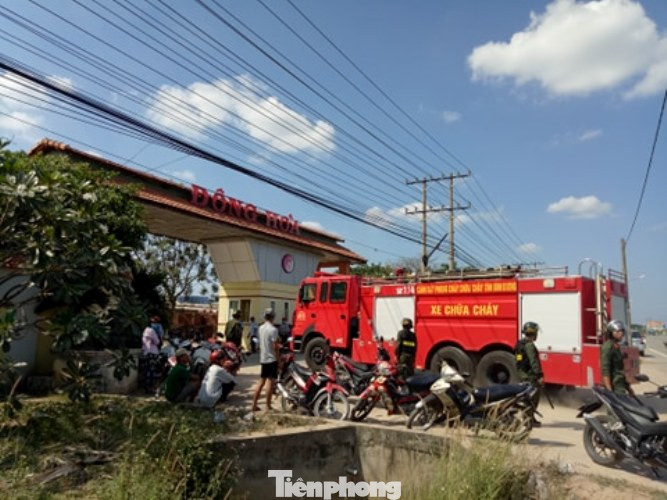 12 xe cứu hoả dập lửa bao trùm 2 công ty khi công nhân ngủ trưa ảnh 7