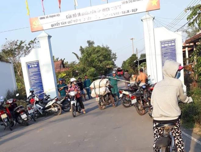 Một người chết kẹt dưới nước khi ô tô lao từ phà xuống sông Đồng Nai ảnh 1