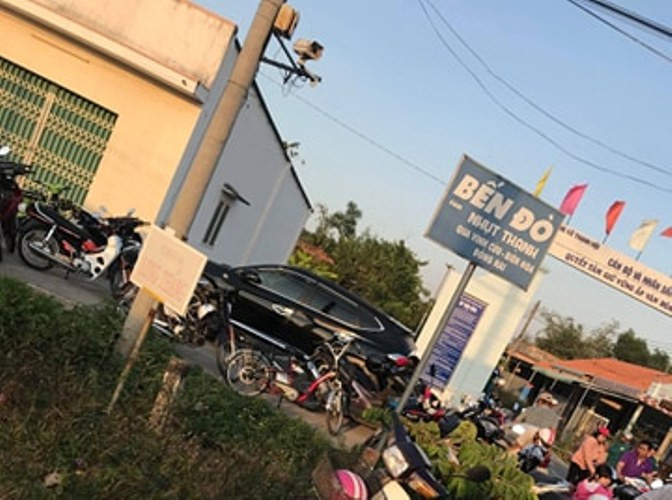 Một người chết kẹt dưới nước khi ô tô lao từ phà xuống sông Đồng Nai ảnh 2