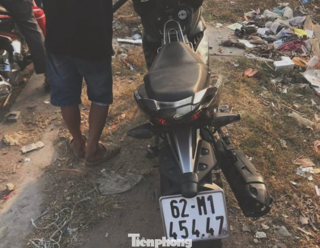 Một dân phòng bị cướp hạ gục bằng súng ảnh 1