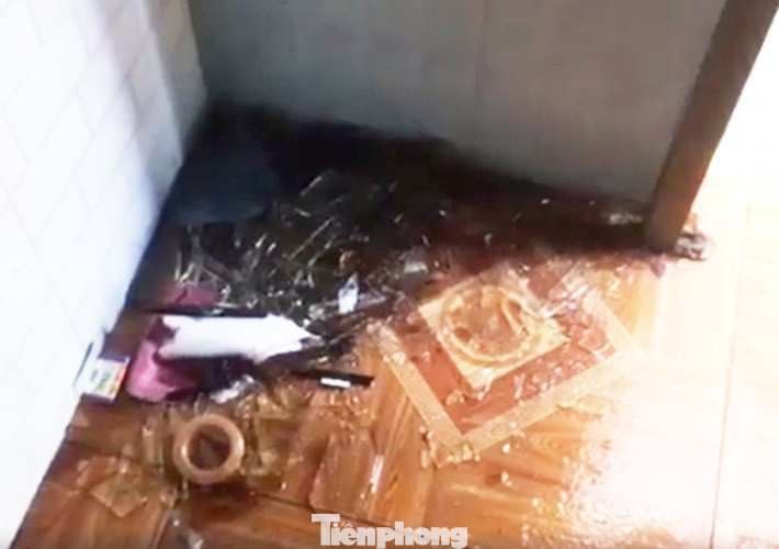 Xịt hơi cay khống chế thanh niên cầm hung khí cố thủ trong nhà ảnh 2