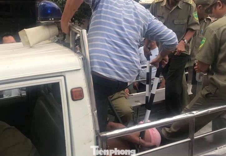 Xịt hơi cay khống chế thanh niên cầm hung khí cố thủ trong nhà ảnh 4