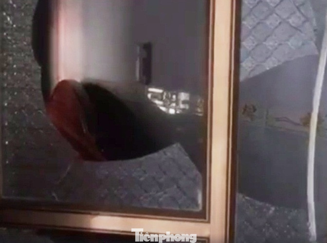 Xịt hơi cay khống chế thanh niên cầm hung khí cố thủ trong nhà ảnh 3