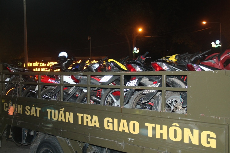 'Đi bão' mừng U22 Việt Nam vô địch, ô tô đâm gục cột điện ảnh 5