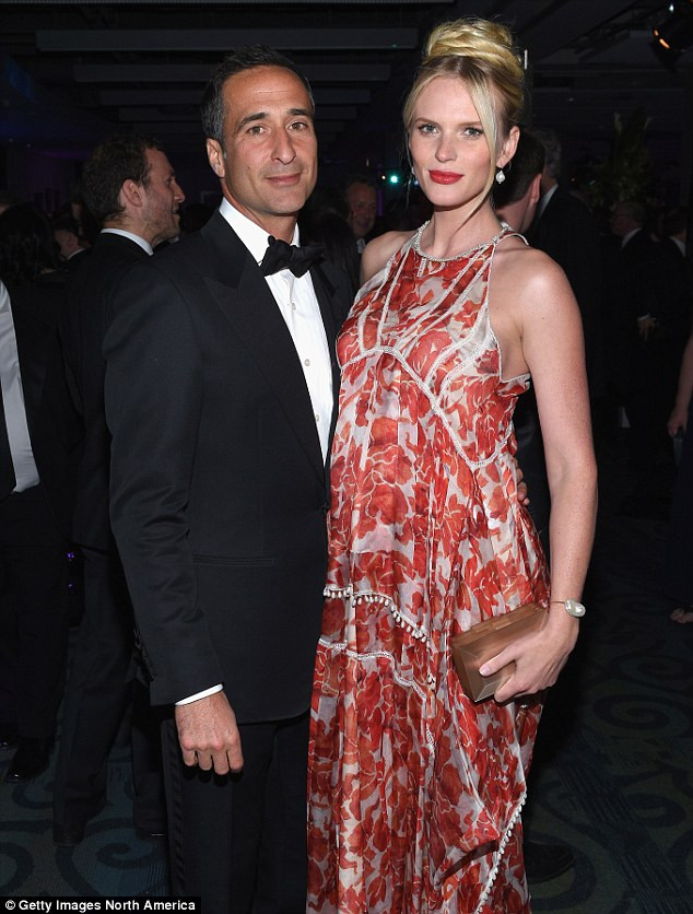 Mỹ nhân nức tiếng Nga đẹp hút hồn ở biển với áo tắm nhỏ xíu ảnh 4