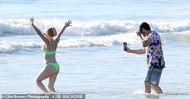 Heidi Montag mặc bikini phô dáng nảy nở, lộ chân ngực ảnh 6