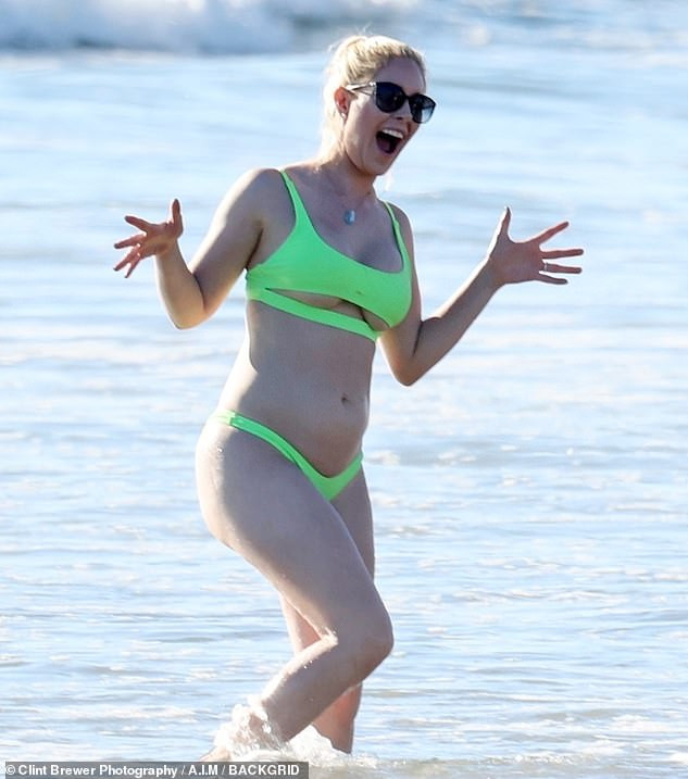 Heidi Montag mặc bikini phô dáng nảy nở, lộ chân ngực ảnh 2