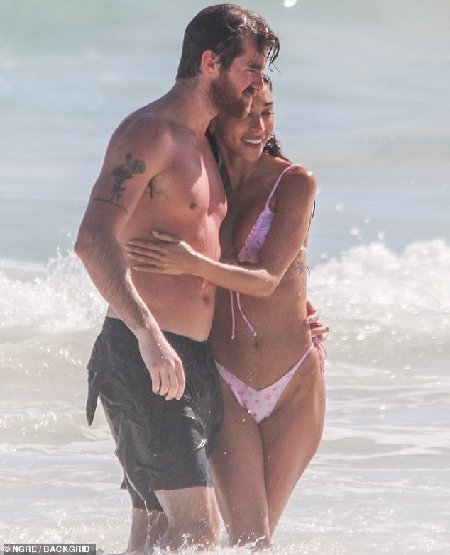 Hai mỹ nhân nóng bỏng của Hollywood 'đọ' dáng với bikini siêu bé ở biển ảnh 8