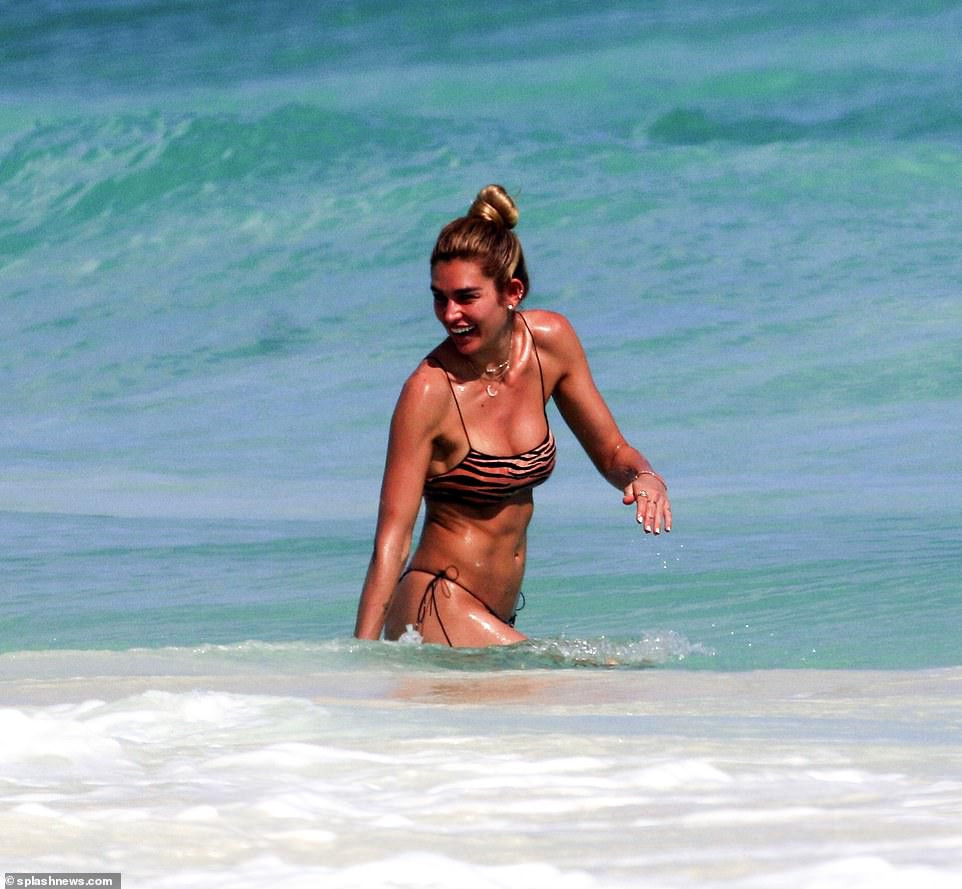 Chân dài 9x phô body tuyệt mỹ, đẹp như tạc tượng ở biển ảnh 1