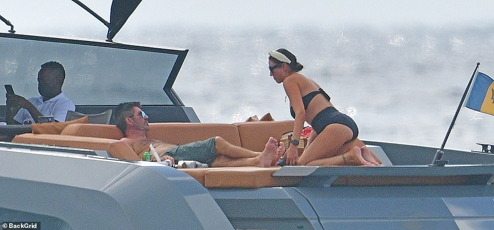 Vợ 'ông trùm giải trí' Simon Cowel nõn nà gợi cảm ở biển với bikini quây ảnh 6