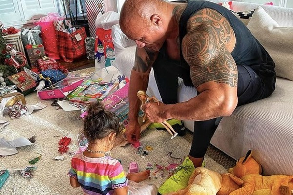 The Rock nhẹ nhàng chải tóc cho con gái gây 'bão' mạng xã hội ảnh 3