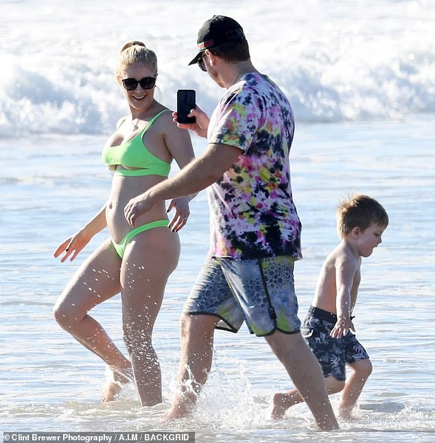 Heidi Montag mặc bikini phô dáng nảy nở, lộ chân ngực ảnh 1