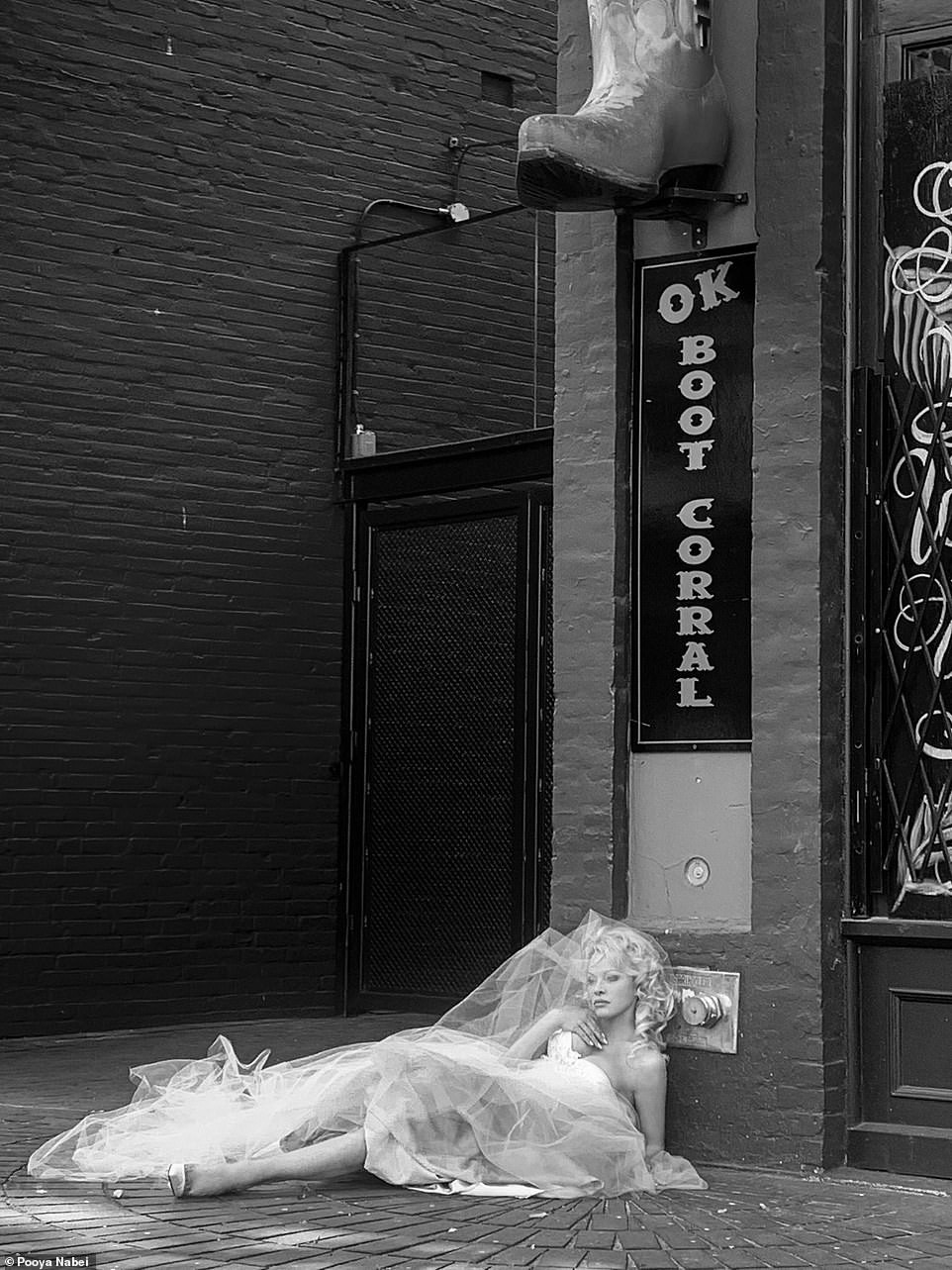 'Biểu tượng gợi cảm' Pamela Anderson kết hôn lần 6 ở tuổi 54 ảnh 3